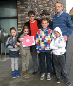 Een aantal kinderen van De Wegwijzer overhandigen  de envelop met inhoud aan Hannie en Harrie van de Voedselbank.